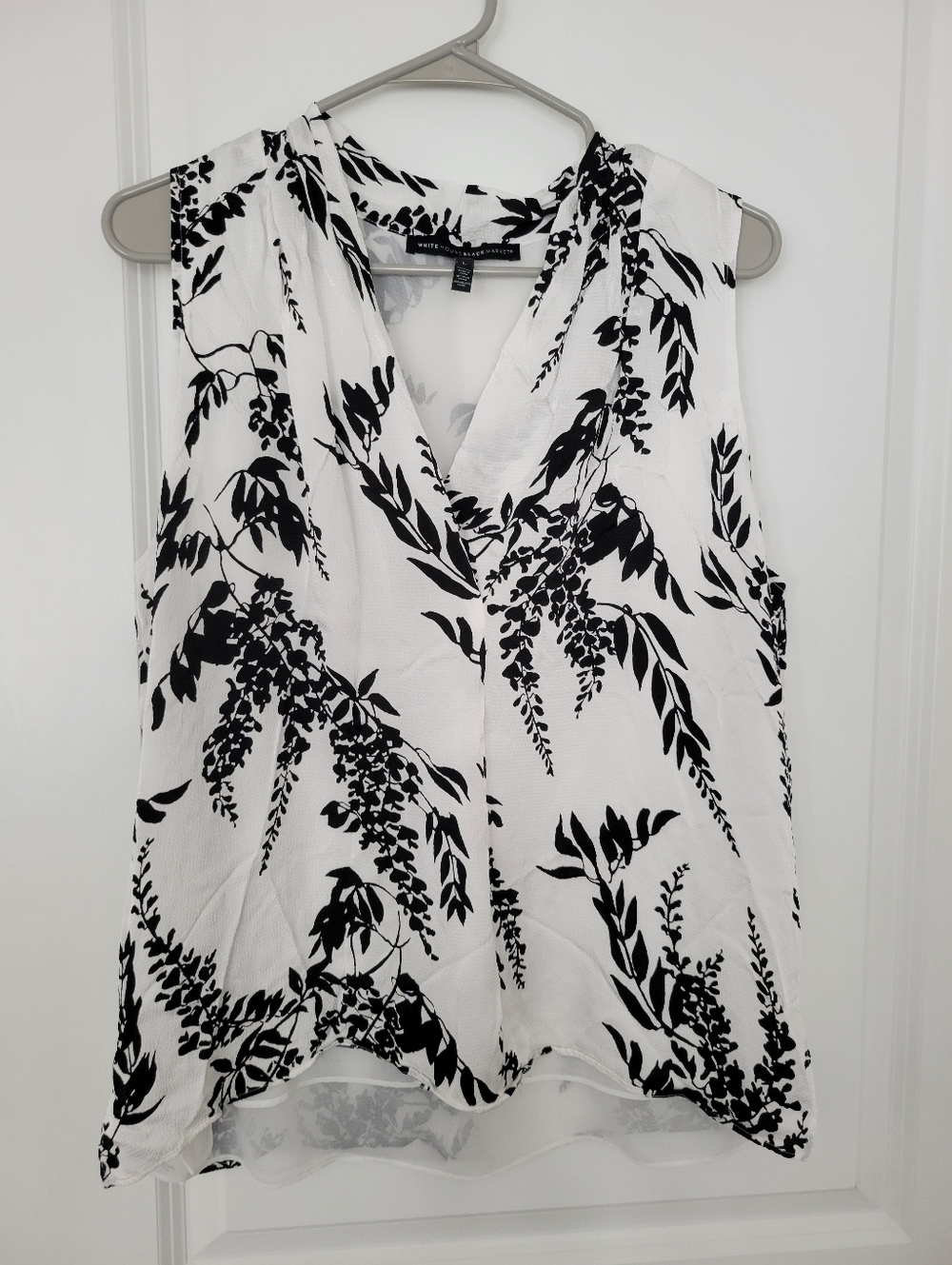 White House Black Market White and Black Sleeveless V-Neck Camisole